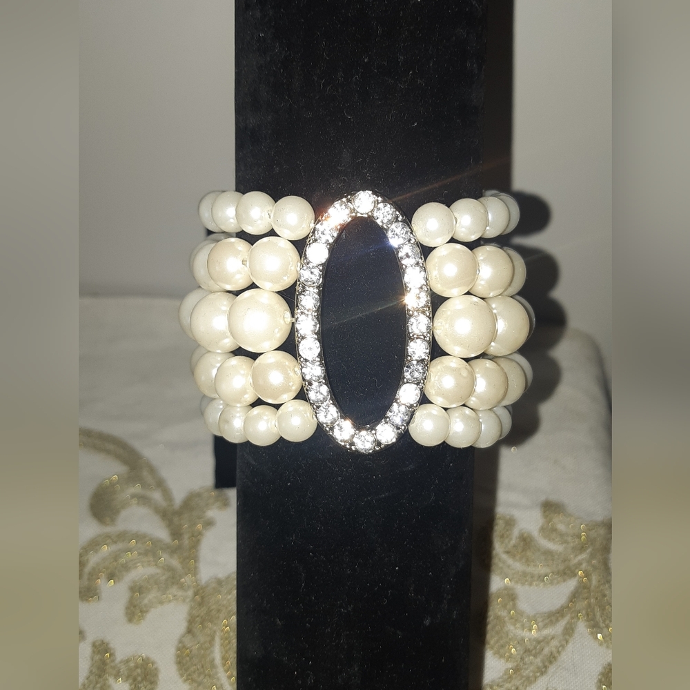 NWT Bridal Bold Classic Elegant Pearl and Crystal Bracelet